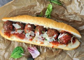 طريقة عمل سندويشات كرات اللحم مع صلصة المارينارا