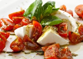 طريقة عمل سلطة جبن الموزريلا والطماطم بالريحان