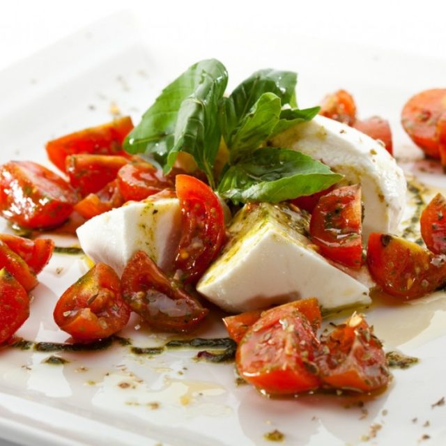 طريقة عمل سلطة جبن الموزريلا والطماطم بالريحان