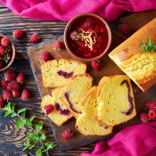 طريقة عمل كيك بمربى التوت