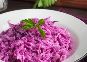 طريقة عمل سلطة الملفوف الأحمر بالمايونيز