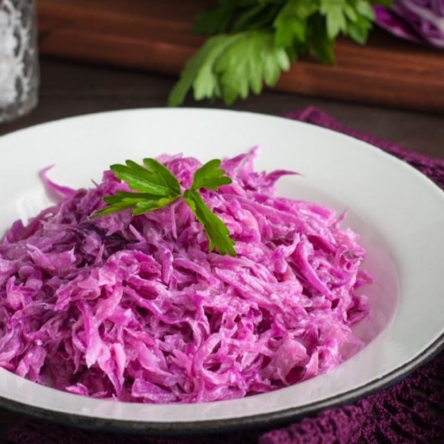 طريقة عمل سلطة الملفوف الأحمر بالمايونيز