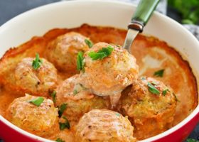 طريقة عمل كرات اللحم بالكريمة والطماطم