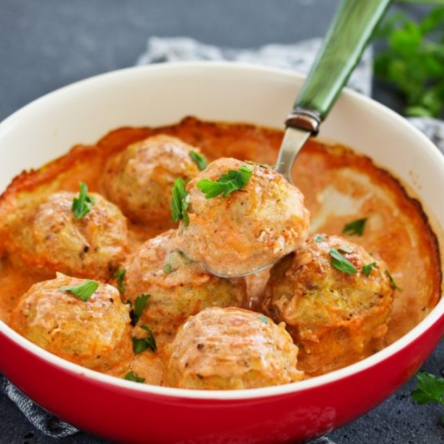 طريقة عمل كرات اللحم بالكريمة والطماطم