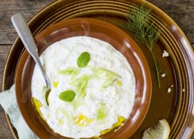 طريقة عمل صلصة الزبادي بالثوم والليمون