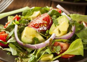 طريقة عمل سلطة الأفوكادو بالأرضي شوكي والطماطم