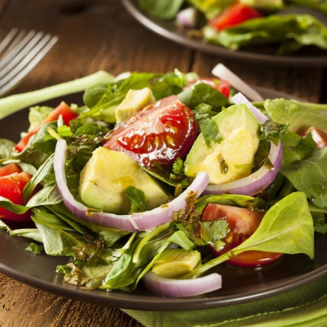 طريقة عمل سلطة الأفوكادو بالأرضي شوكي والطماطم