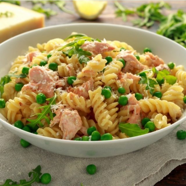 طريقة عمل سلطة تونا بالمكرونة والبازيلا
