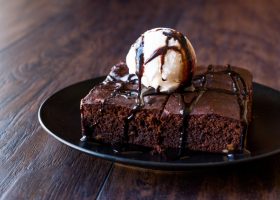 طريقة عمل براونيز الشوكولاتة مع الآيس كريم