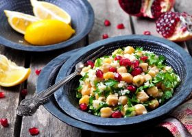 طريقة عمل سلطة الحمص بالرمان