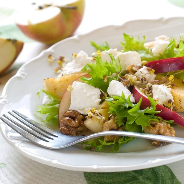 طريقة عمل سلطة البطاطس والتفاح