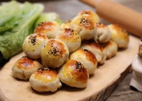 طريقة عمل فطائر الجبن بالزعتر الأخضر