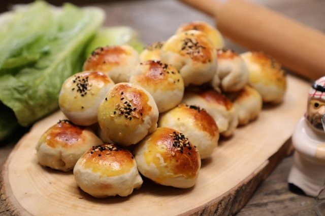 طريقة عمل فطائر الجبن بالزعتر الأخضر