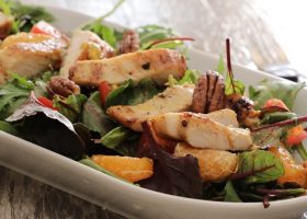 طريقة عمل سلطة الدجاج بالأعشاب الخضراء