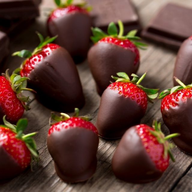 طريقة عمل فراولة مغطاة بالشوكولاتة