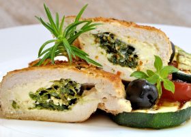 طريقة عمل رولات الدجاج بالسبانخ والجبن للرجيم