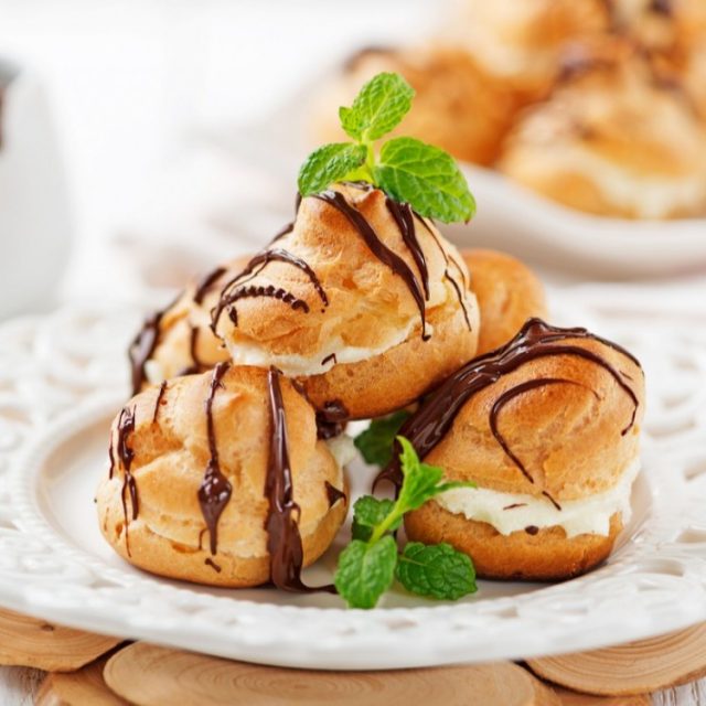 طريقة عمل حلى البف بالكريمة والشوكولاتة