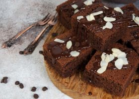 طريقة عمل كيكة الشوكولاتة باللوز والزبادي