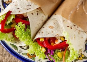 طريقة عمل رولات التورتيلا بالجبن والخضار