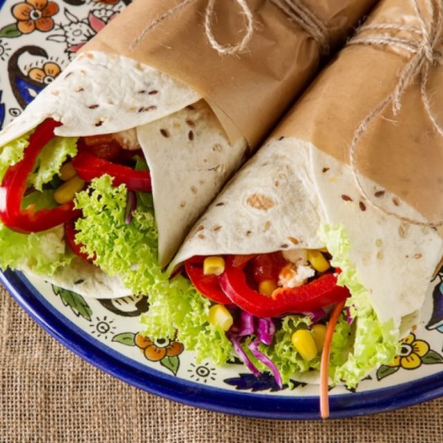 طريقة عمل رولات التورتيلا بالجبن والخضار