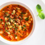 طريقة عمل شوربة الطماطم بالدجاج والفاصوليا البيضاء