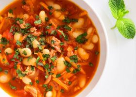 طريقة عمل شوربة الطماطم بالدجاج والفاصوليا البيضاء