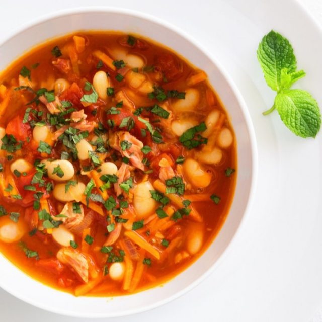 طريقة عمل شوربة الطماطم بالدجاج والفاصوليا البيضاء