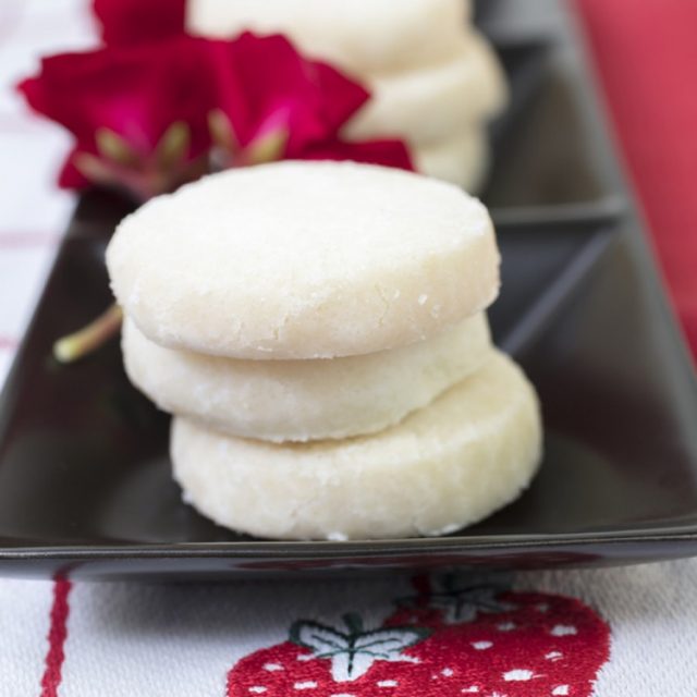 طريقة عمل كوكيز السميد بجوز الهند