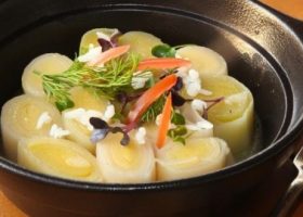 طريقة عمل الكراث بزيت الزيتون مع الطماطم