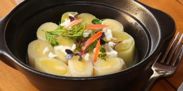 الكراث بزيت الزيتون مع الطماطم