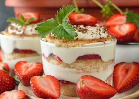 طريقة عمل حلى طبقات الكيك والفراولة