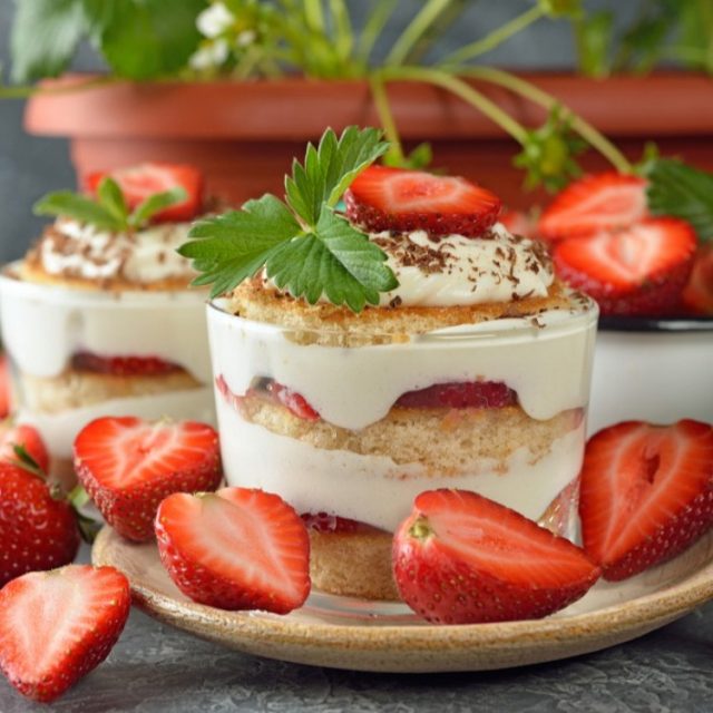 طريقة عمل حلى طبقات الكيك والفراولة