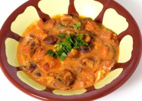 طريقة عمل الفول المعلب بالطماطم