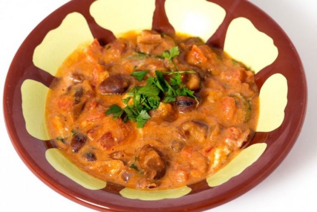 طريقة عمل الفول المعلب بالطماطم