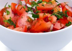 طريقة عمل سلطة الطماطم بالأعشاب