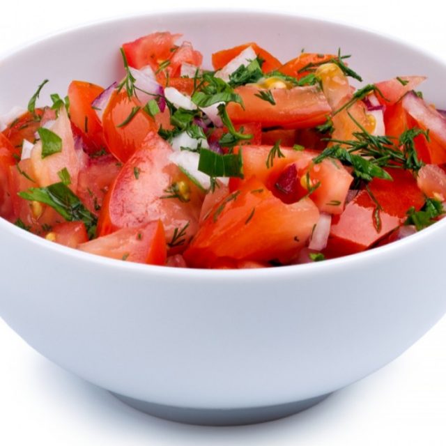 طريقة عمل سلطة الطماطم بالأعشاب