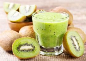 طريقة عمل سموذي الكيوي بثلاث مكونات