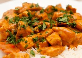 طريقة عمل صدور الدجاج مع صوص الكاري والكمون