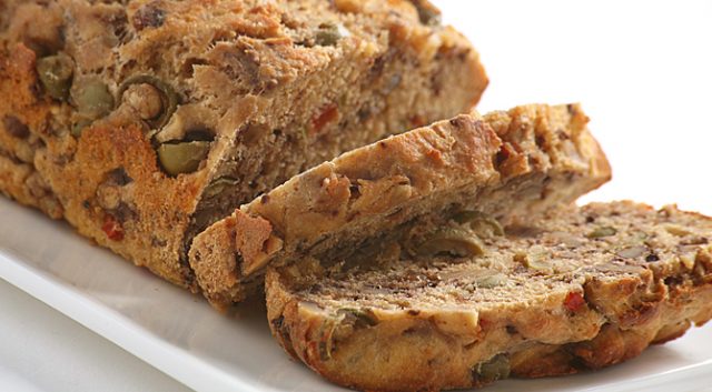 طريقة عمل الخبز بالزيتون