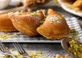 طريقة عمل قطايف بالفرن بالمكسرات