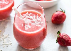 طريقة عمل سموذي الفراولة بحليب اللوز