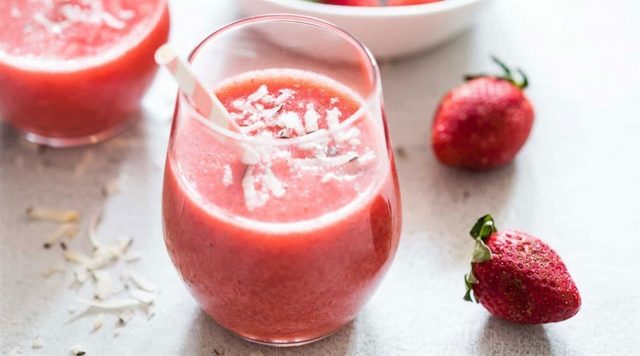 طريقة عمل سموذي الفراولة بحليب اللوز