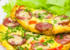 طريقة عمل اومليت بالنقانق