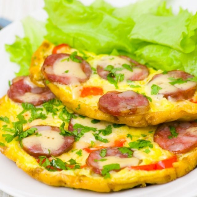 طريقة عمل اومليت بالنقانق