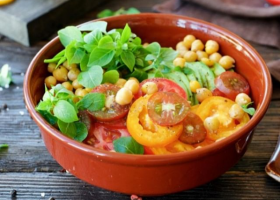 طريقة عمل سلطة الحمص بالطماطم والأفوكادو