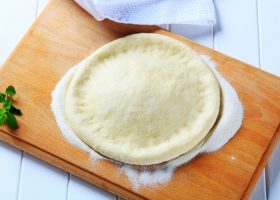 طريقة عمل عجينة البيتزا السريعة