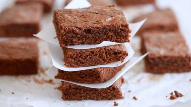 طريقة عمل براونيز النوتيلا بثلاث مكونات