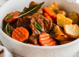 طريقة عمل لحم مشوي مع الجزر والفطر