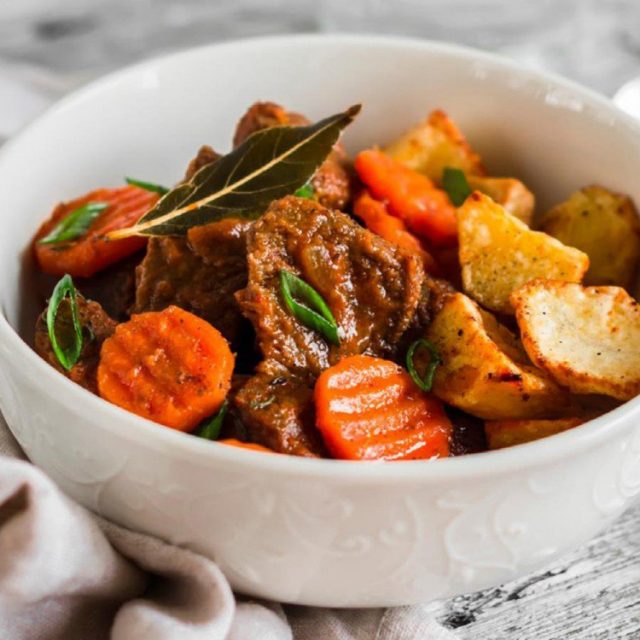 طريقة عمل لحم مشوي مع الجزر والفطر