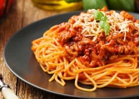 طريقة عمل باستا بولينيز باللحم والريحان